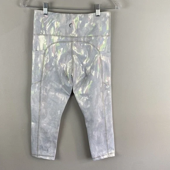 Zyia Womens Silver Metallic Camo Pocket Light n Tight Capri Leggings Size 6-8 - Picture 5 of 13